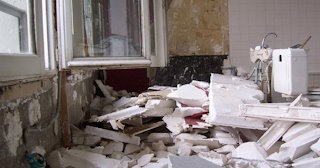 Демонтаж хрущевки в Советской Гавани - удаление старых полов и стен по выгодной цене от 1788 рублей.